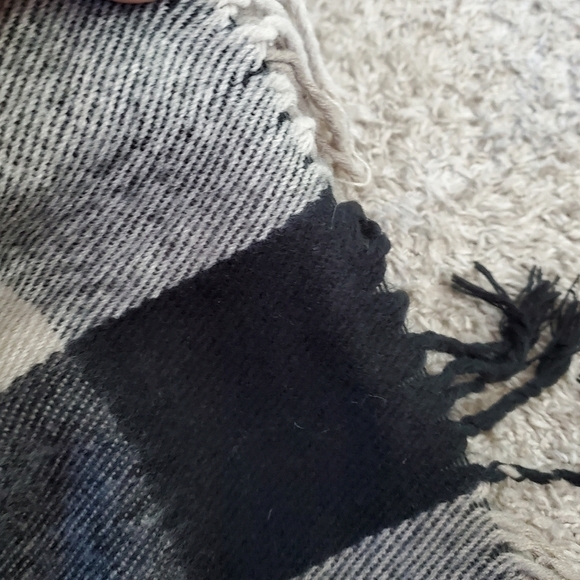 Plaid fringe soft scarf - Picture 6 of 13